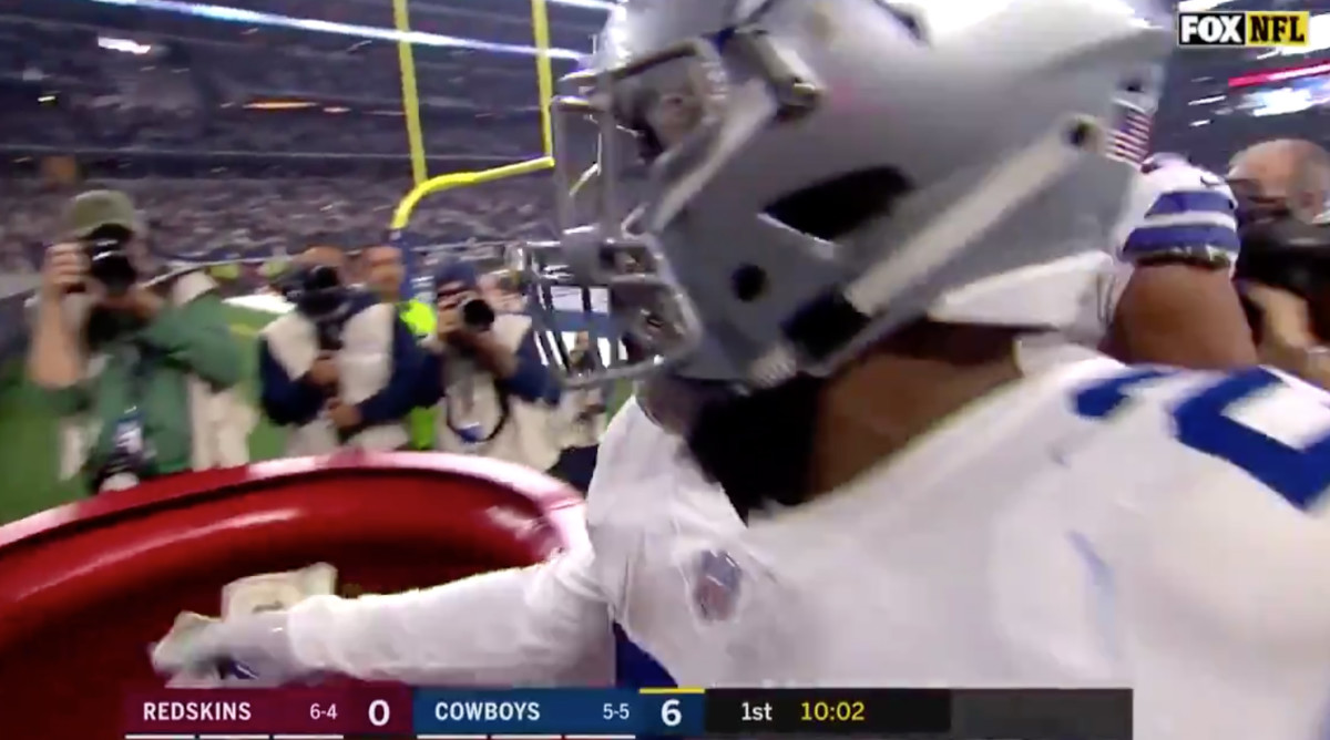 ezekiel-elliott-donates-salvation-army.jpg